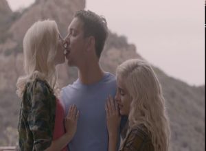 Парень отрывается с двумя блондинками